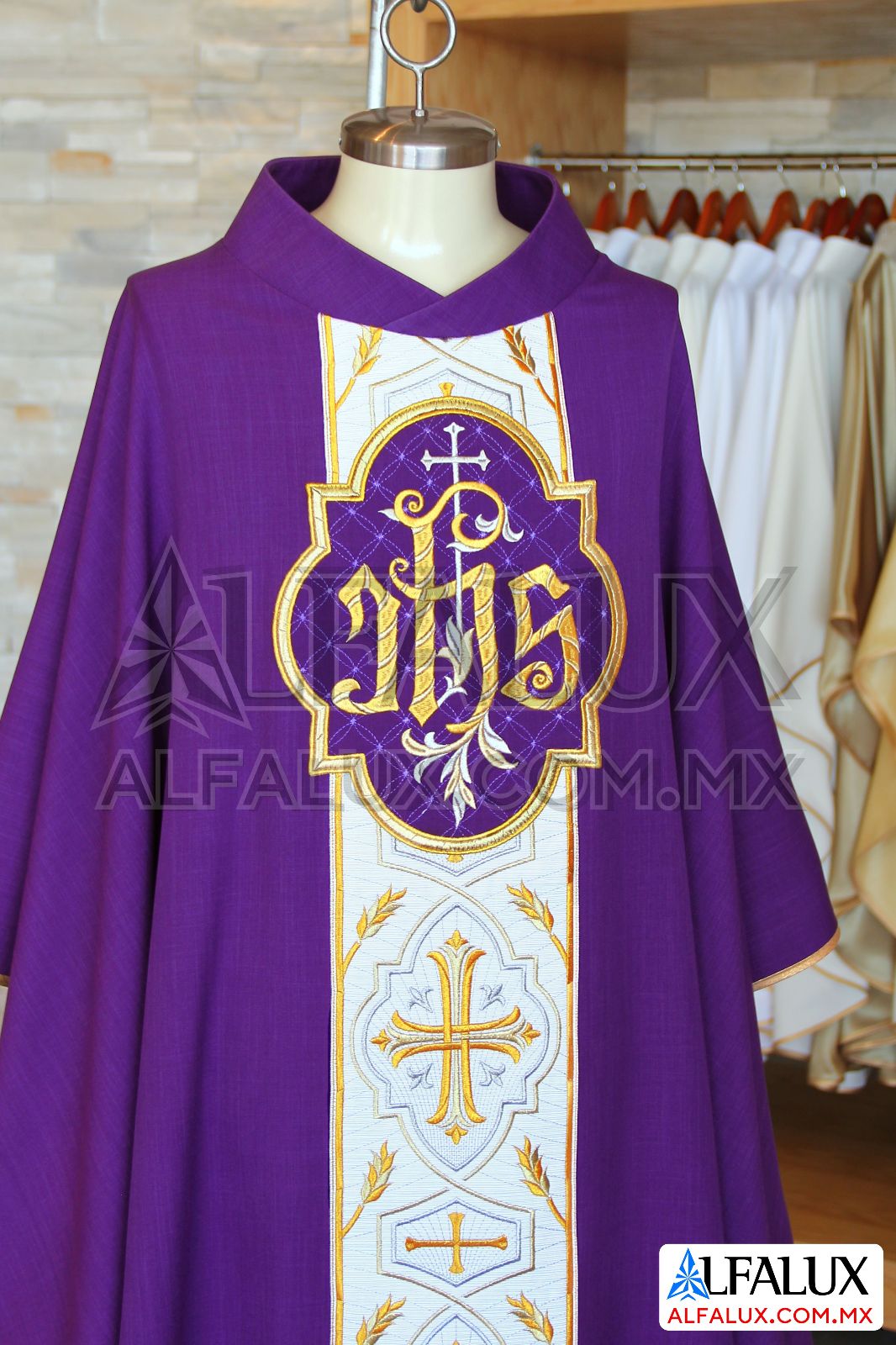 04 IMPERIAL Casulla Alfalux Morado blanco Central Medallon JHS 500IMG 48422